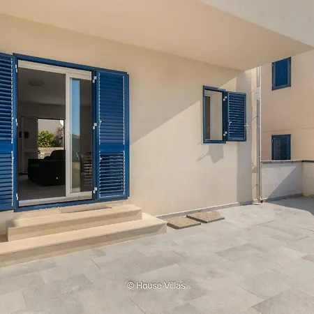 Narciso House *